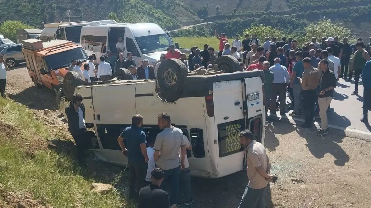 Şemdinli'de Servis Minibüsü Kazası: 14 Yaralı