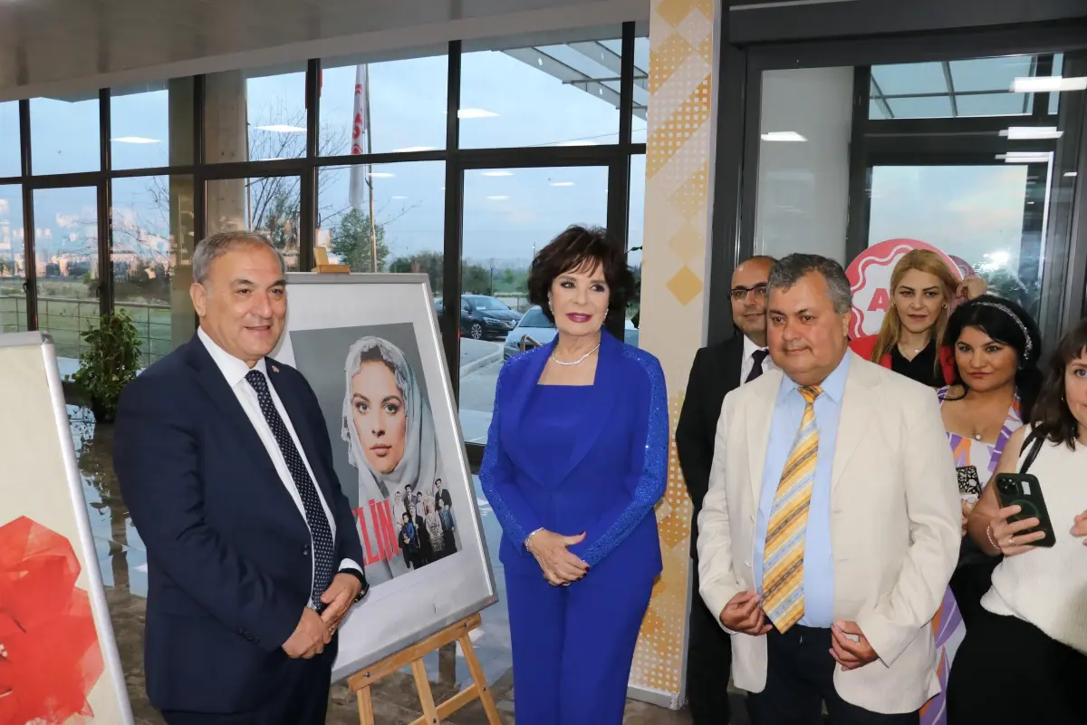 Hülya Koçyiğit Gençlerle Birlikte 'Gelin' Filmini İzledi