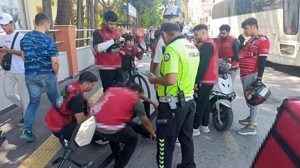 Antalya'da Moto Kurye Minibüse Çarptı, Yaralı Yok