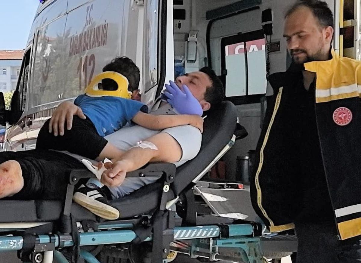Bursa'da Motosiklet Kazasında 3 Kişi Yaralandı, Sağlık Ekibinden Anlamlı Destek