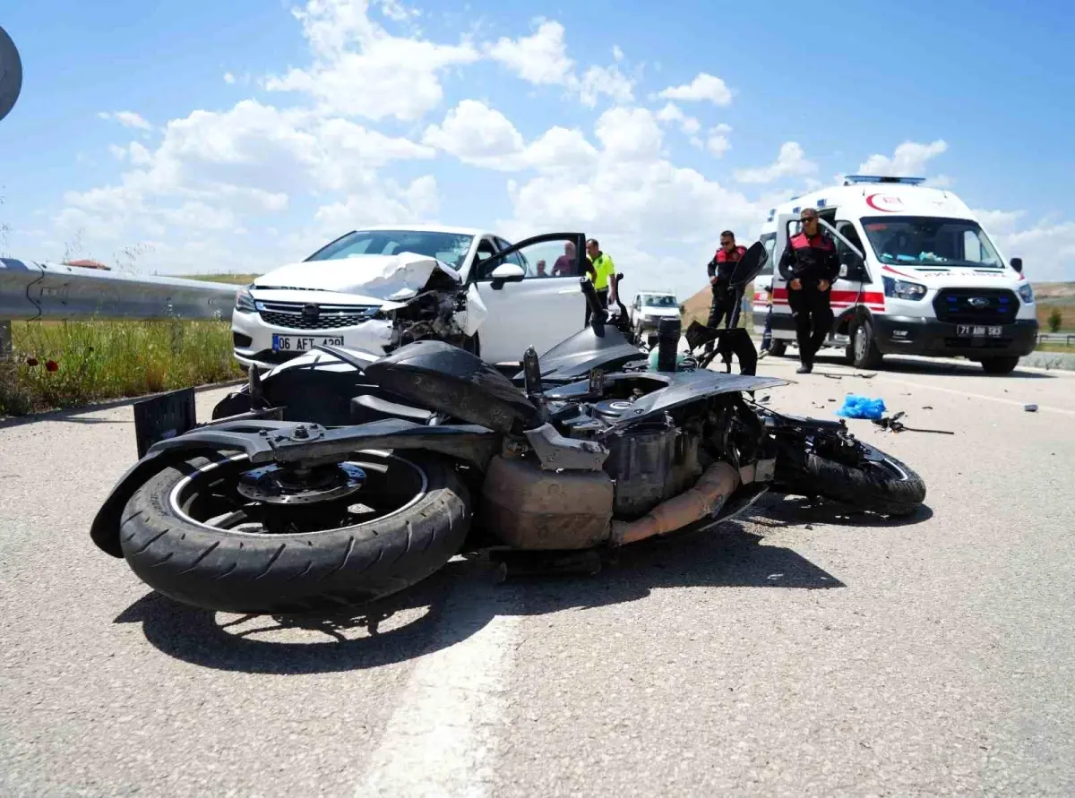 Kırıkkale'de Otomobil ve Motosiklet Çarpıştı: 1 Ağır Yaralı