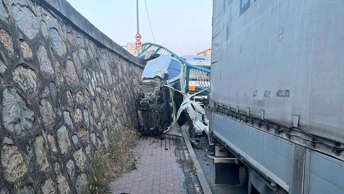 Kocaeli'de Kaza: Otomobil Duvara Asılı Kaldı, Sürücü Yaralanmadı