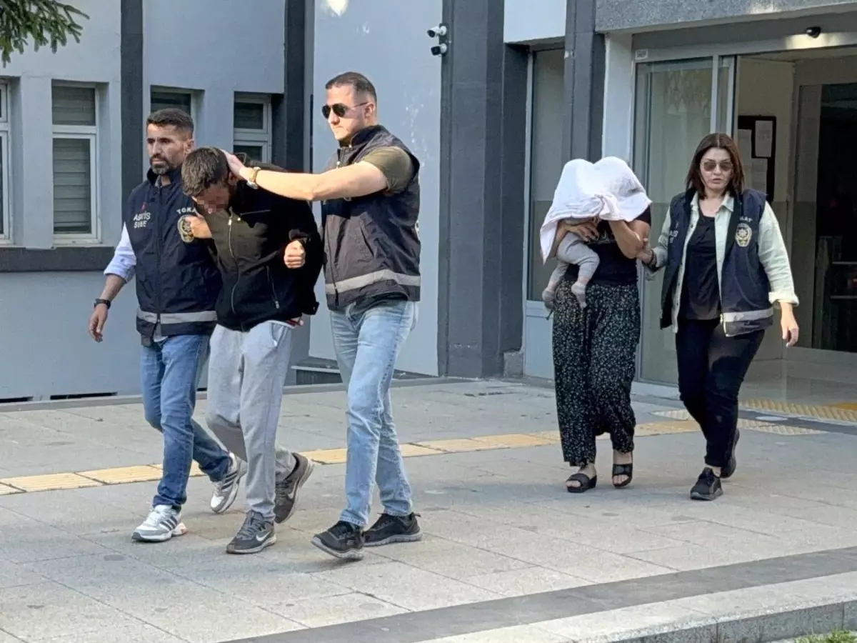 Tokat'ta 800 Bin TL'lik Hırsızlık: Tutuklu Kadın Zanlının Bebekle Adliyeye Girişi Dikkat Çekti