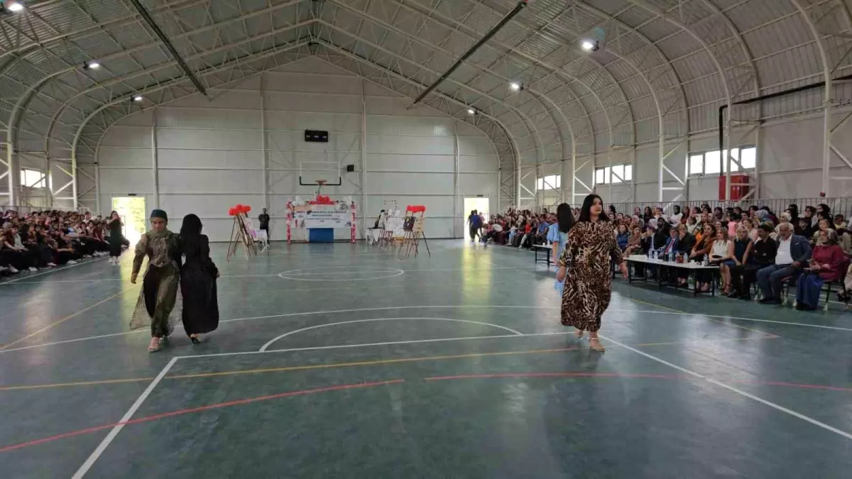 Ergani Kız Mesleki ve Teknik Anadolu Lisesi'nde Moda Defilesi Düzenlendi