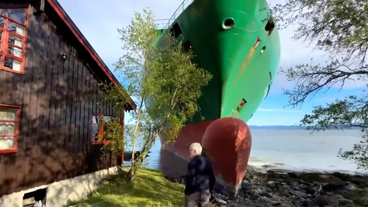 Norveç'te Dev Konteyner Gemisi Bahçeye Oturdu