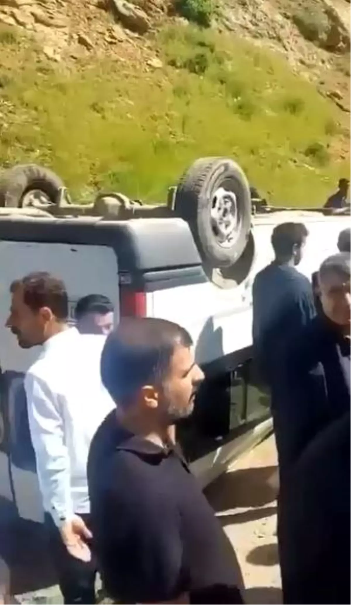 Hakkari'de Öğrenci Servisi Takla Attı: 13 Yaralı