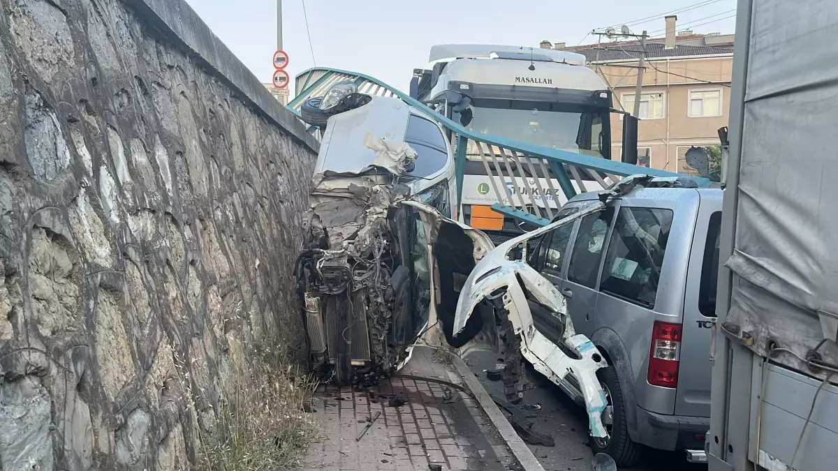 Gebze'de Kontrolden Çıkan Otomobil Yan Sokağa Düştü