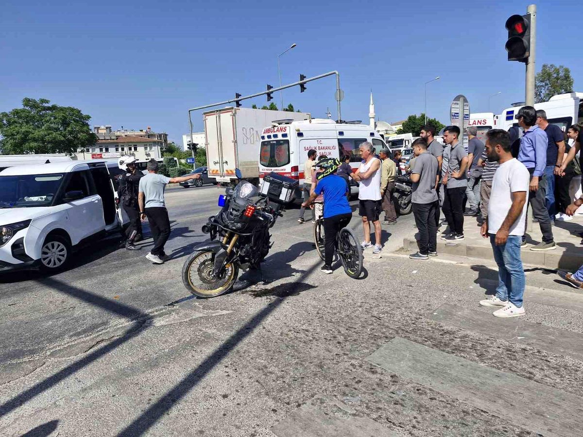 Antalya'da Trafik Kazası: Motosikletli Polis Yaralandı