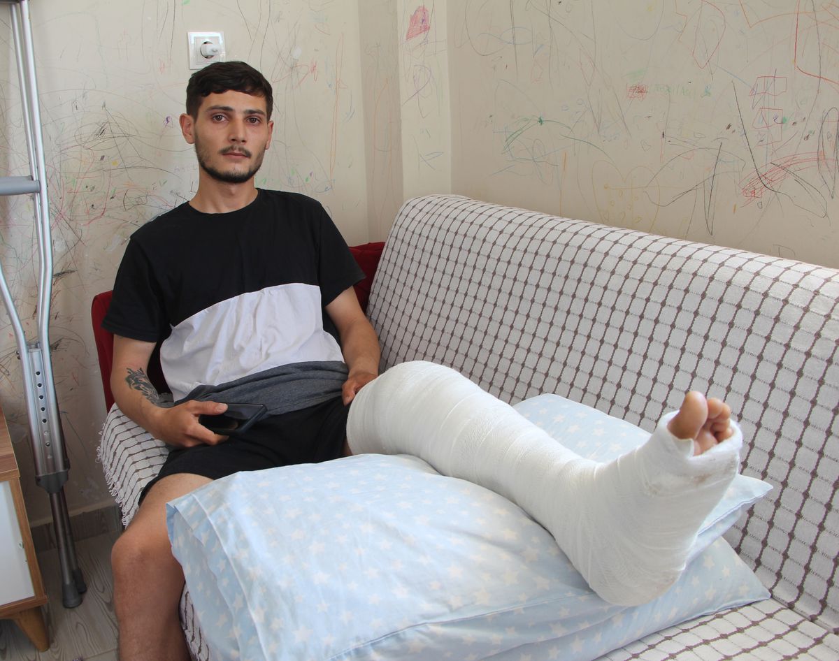 Adana'da Otomobilin Çarptığı Motosiklet Sürücüsü Sakat Kaldı
