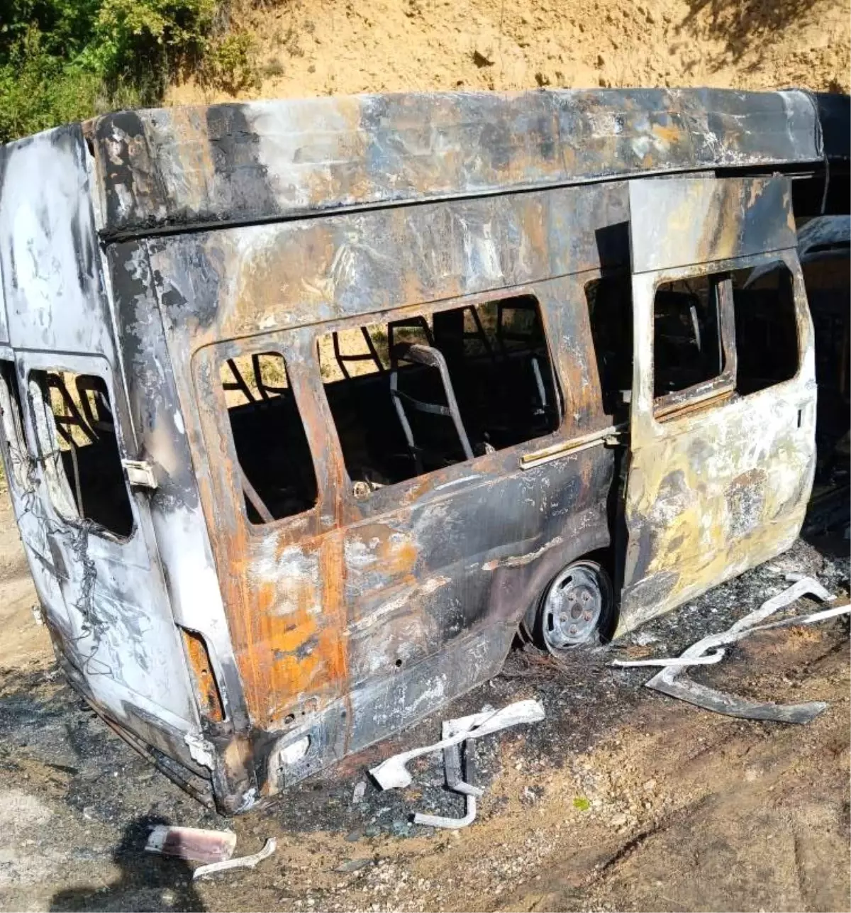 İnebolu'da Park Halindeki Minibüs Yangını