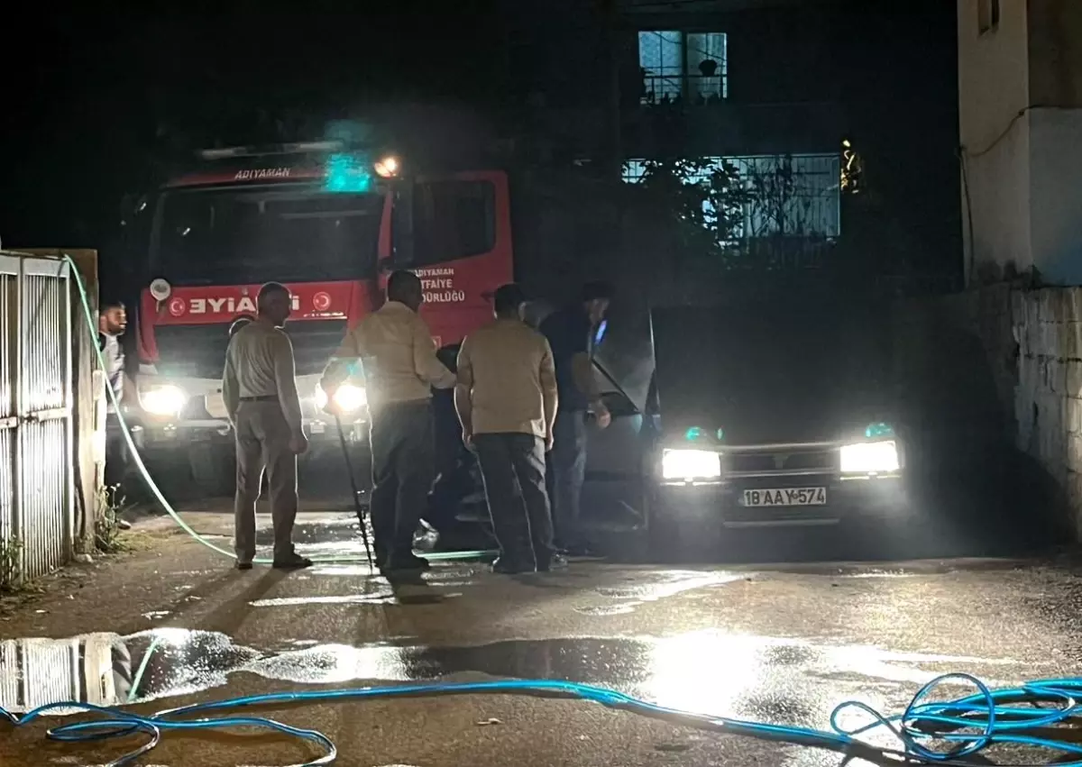 Adıyaman'da Park Halindeki Otomobil Alev Aldı
