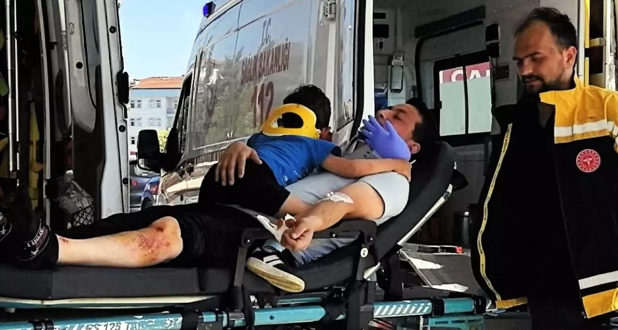 Bursa'da Motosiklet Kazasında Baba ve İki Çocuk Yaralandı