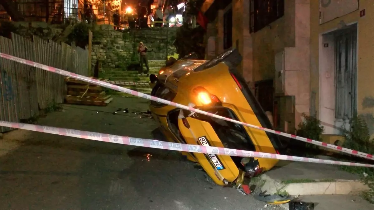 Şişli'de Taksi, Direksiyon Hakimiyetini Kaybedip Uçtu