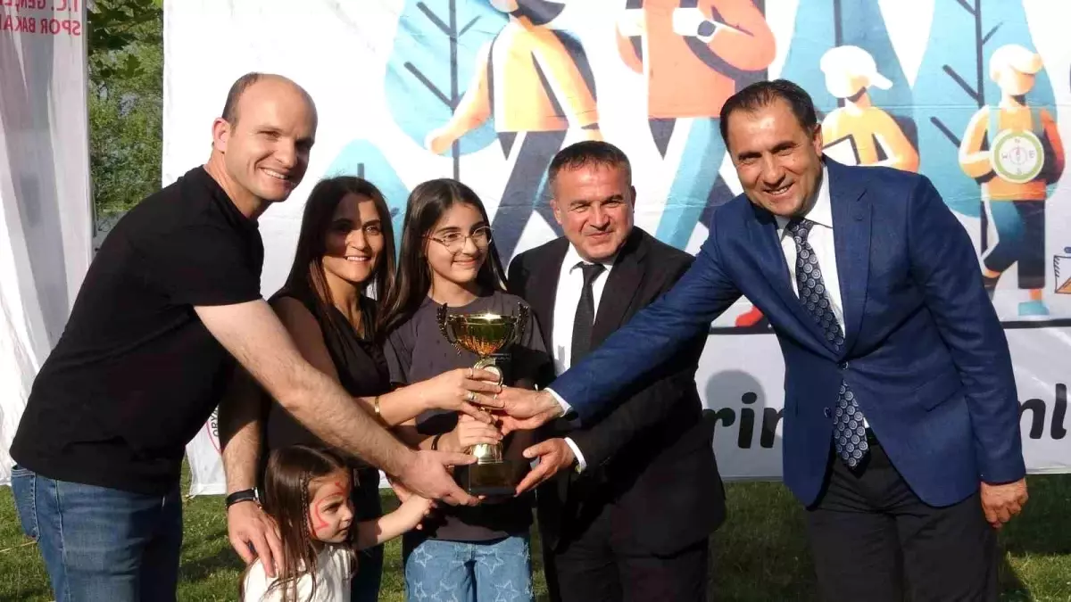 Bilecik'te Aile Yılı Etkinliği: Oryantiring Yarışmasında Birinci Gelen Terör Gazisi Halil Er ve Kızı
