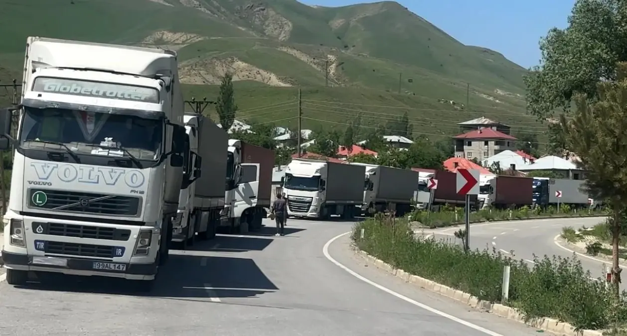 Esendere Gümrük Kapısı'nda 2 Kilometrelik Tır Kuyruğu
