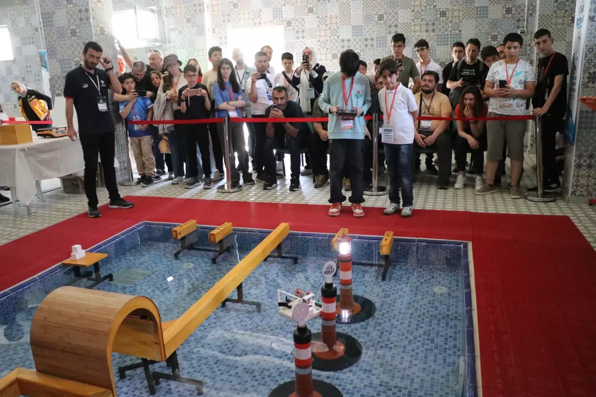 Uluslararası MEB Robot Yarışması'nda Öğrenciler Su Üstü Robotlarla Yarıştı