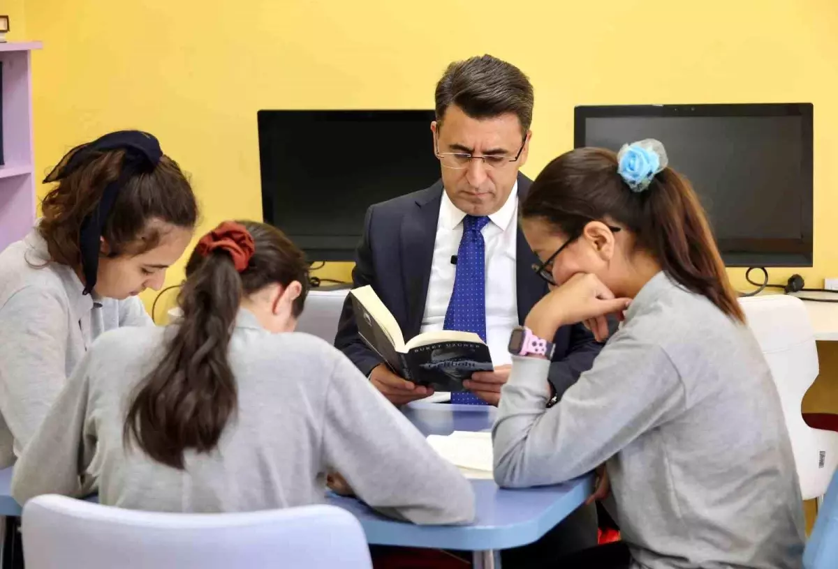 Bilecik Valisi Şefik Aygöl, Öğrencilerle Kitap Okudu