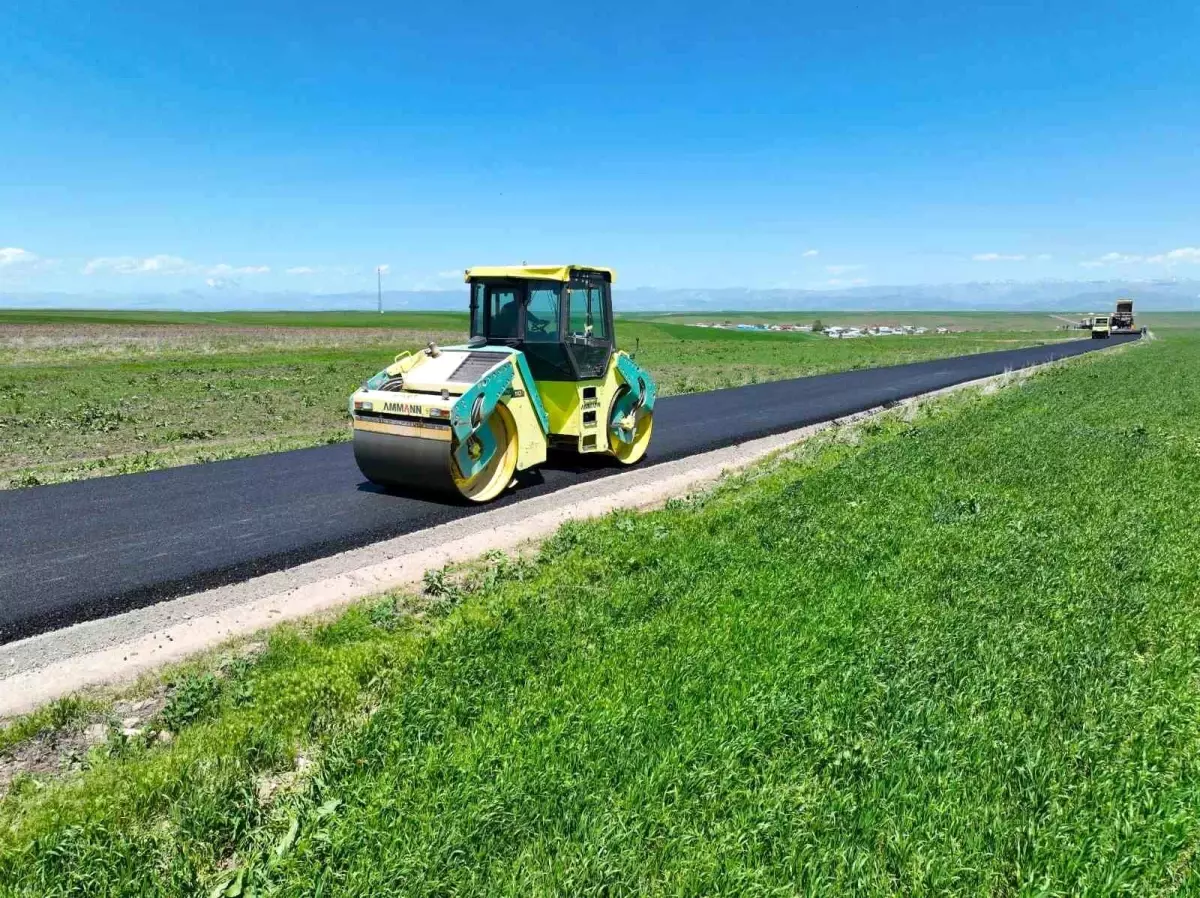 Ağrı'nın Yukarı Ağadeve Köyünde Asfalt Yol Çalışmaları Tamamlandı