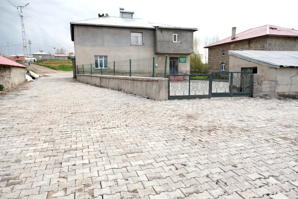 Ağrı'da Çakıroba Köyü'nde Kilit Parke Taşı Çalışmaları Tamamlandı