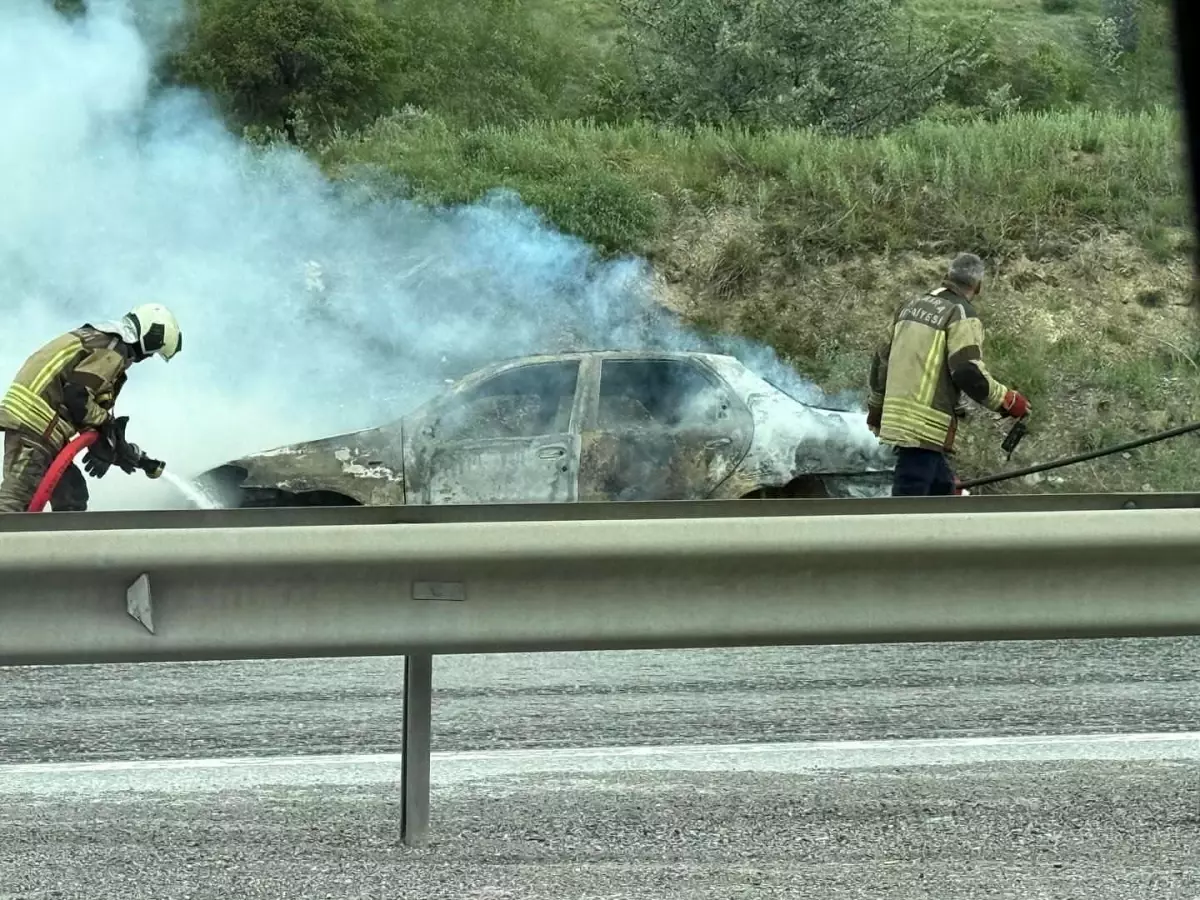 Ankara'da Seyir Halindeki Otomobilde Yangın Çıktı