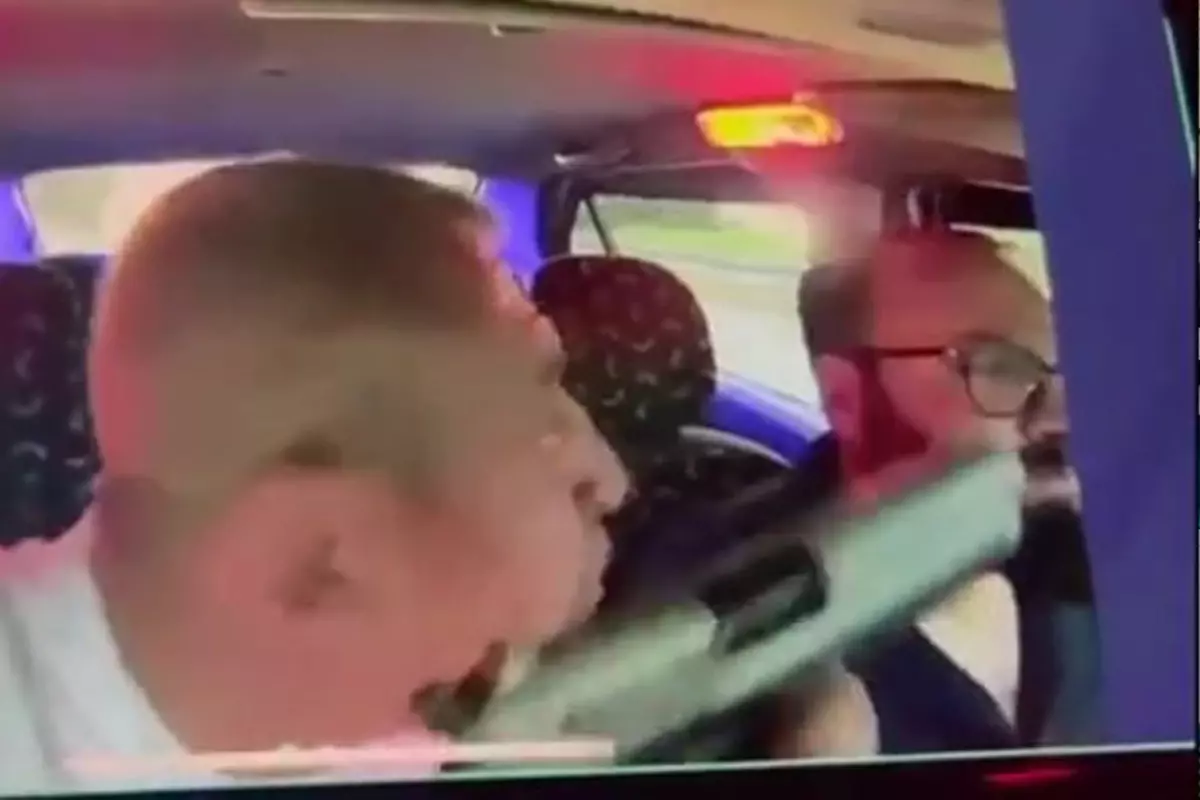 Aracına bindiği taksi şoförünü silahla tehdit edip gasbetti