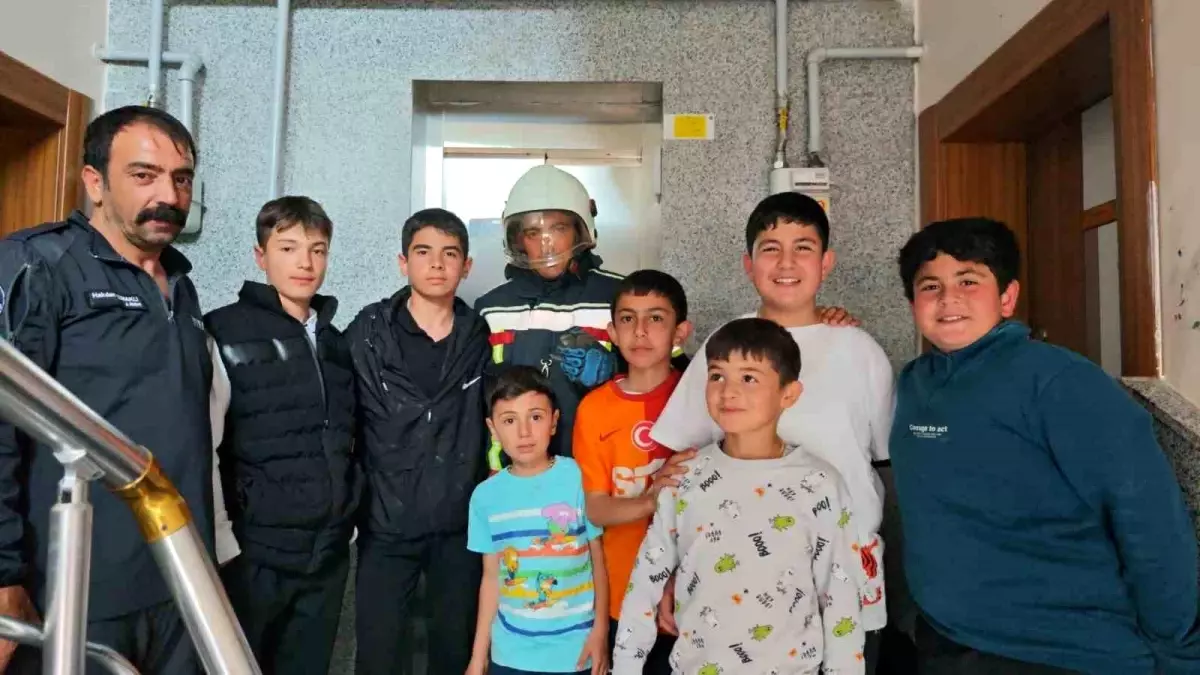 Erzurum'da Asansör Boşluğuna Düşen Kuş İtfaiye Tarafından Kurtarıldı