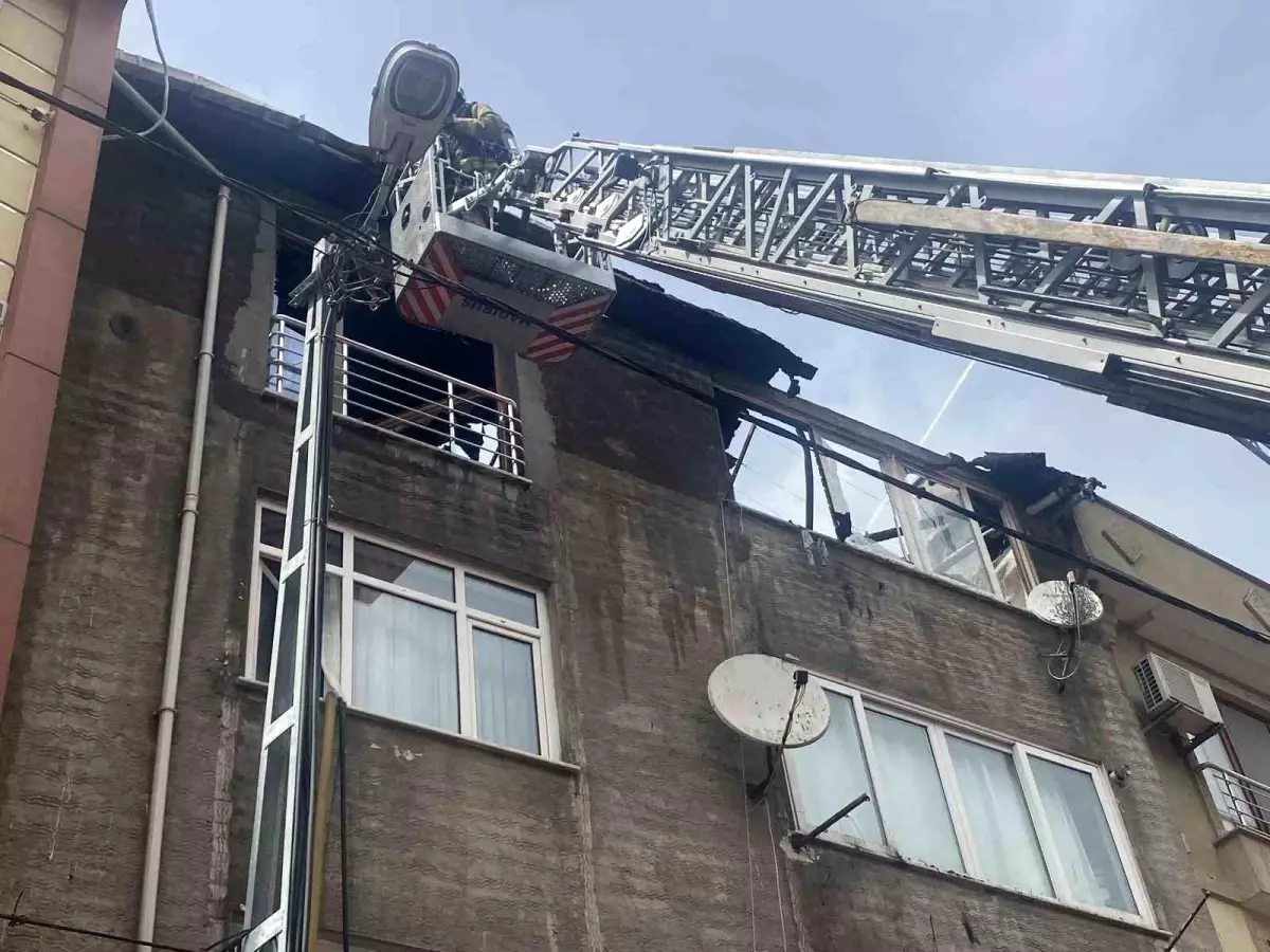 Ataşehir'de Beş Katlı Binanın Çatı Katında Yangın