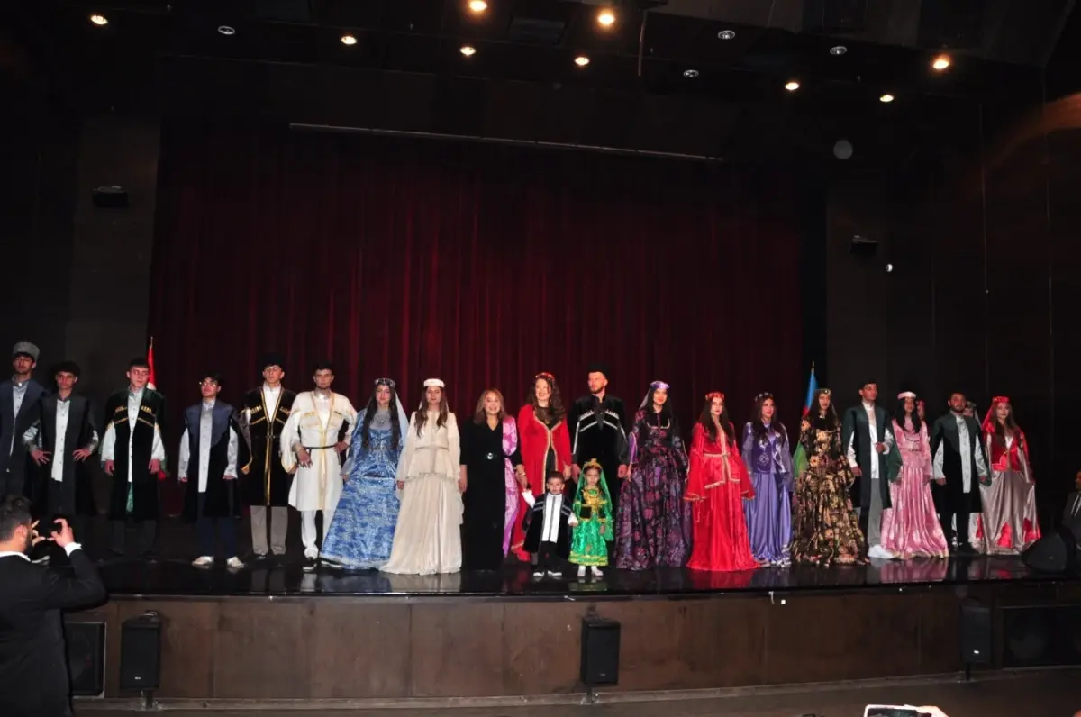 Kars'ta Azerbaycan Kültür Gecesi: Defile ve Konserle Anayasa Yılı Kutlandı
