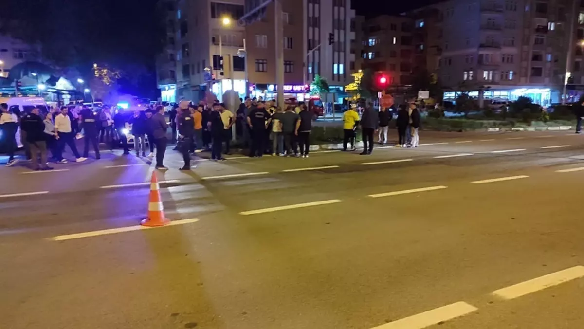 Eynesil'de Bisikletle Yolun Karşısına Geçen Çocuğa Kamyonet Çarptı