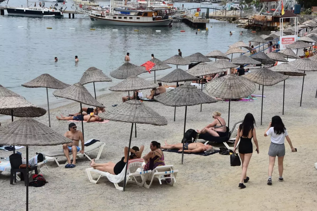 Bodrum'da Yaz Sıcağı Turistleri Plajlara Çekti