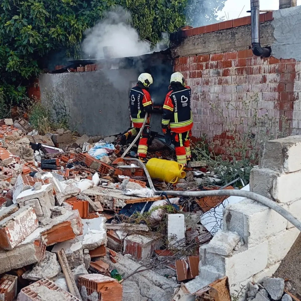 Burhaniye'de Kırsal Mahallede Yangın: Tek Katlı Ev Zarar Gördü