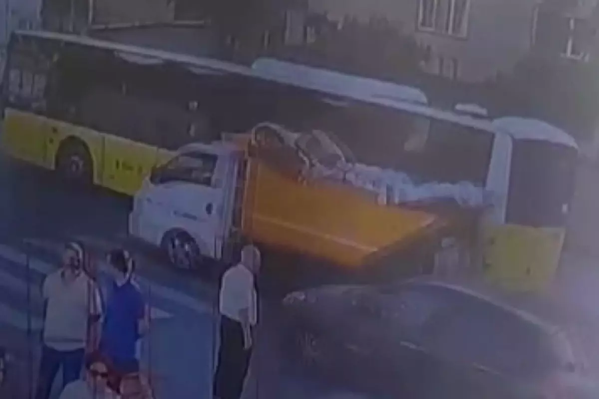 Çöp kamyonu temizlik işçisinin üzerinden geçti