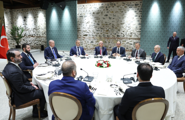 Cumhurbaşkanı Erdoğan ile Şara Dolmabahçe'de bir araya geldi! Görüşme 2.5 saat sürdü Cumhurbaşkanı Erdoğan ile Şara Dolmabahçe'de bir araya geldi! Görüşme 2.5 saat sürdü