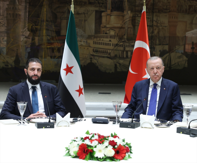 Cumhurbaşkanı Erdoğan ile Şara Dolmabahçe'de bir araya geldi! Görüşme 2.5 saat sürdü Cumhurbaşkanı Erdoğan ile Şara Dolmabahçe'de bir araya geldi! Görüşme 2.5 saat sürdü