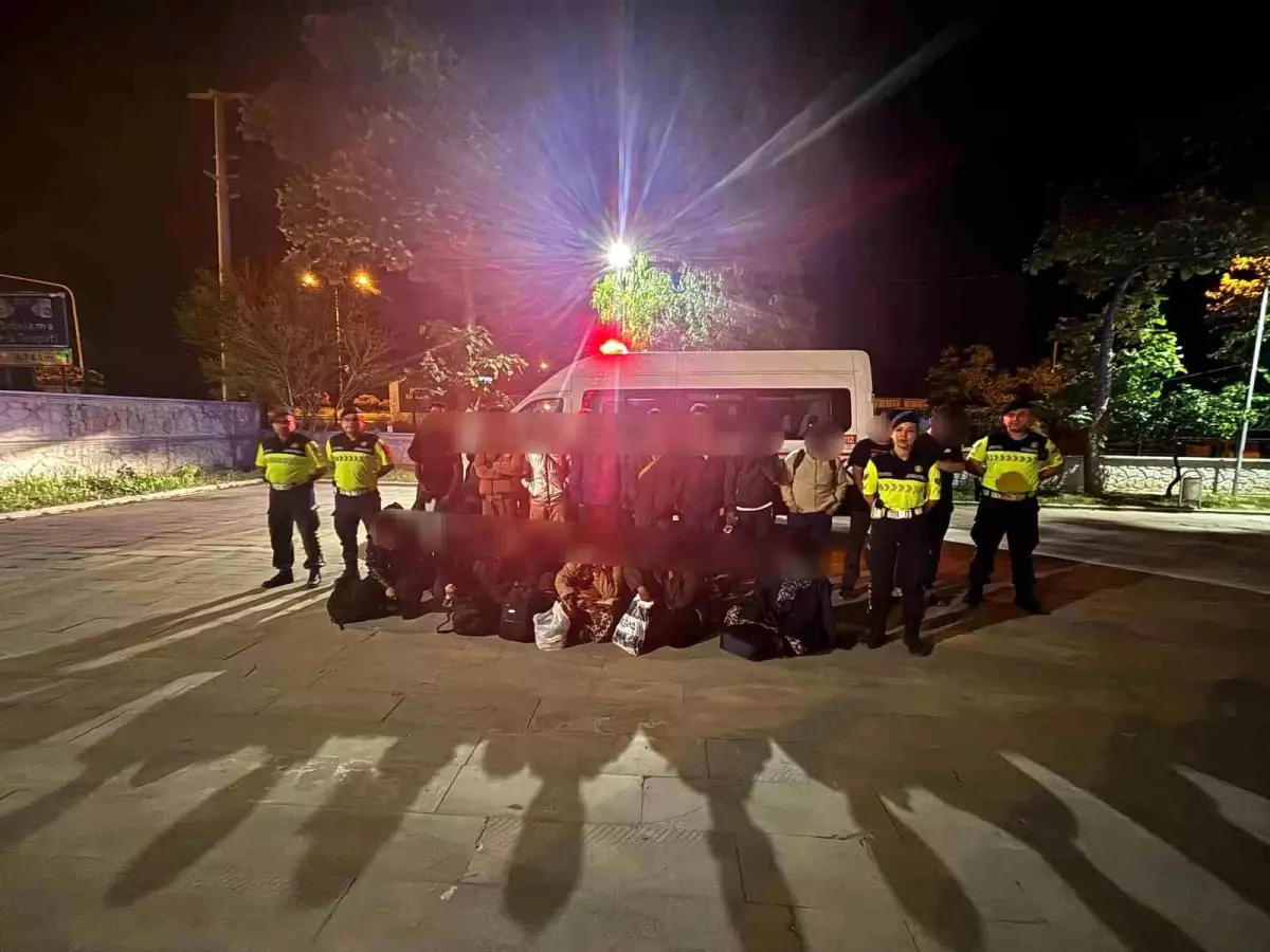 Aydın İzmir Otoyolu'nda 12 Düzensiz Göçmen ve 1 Organizatör Yakalandı