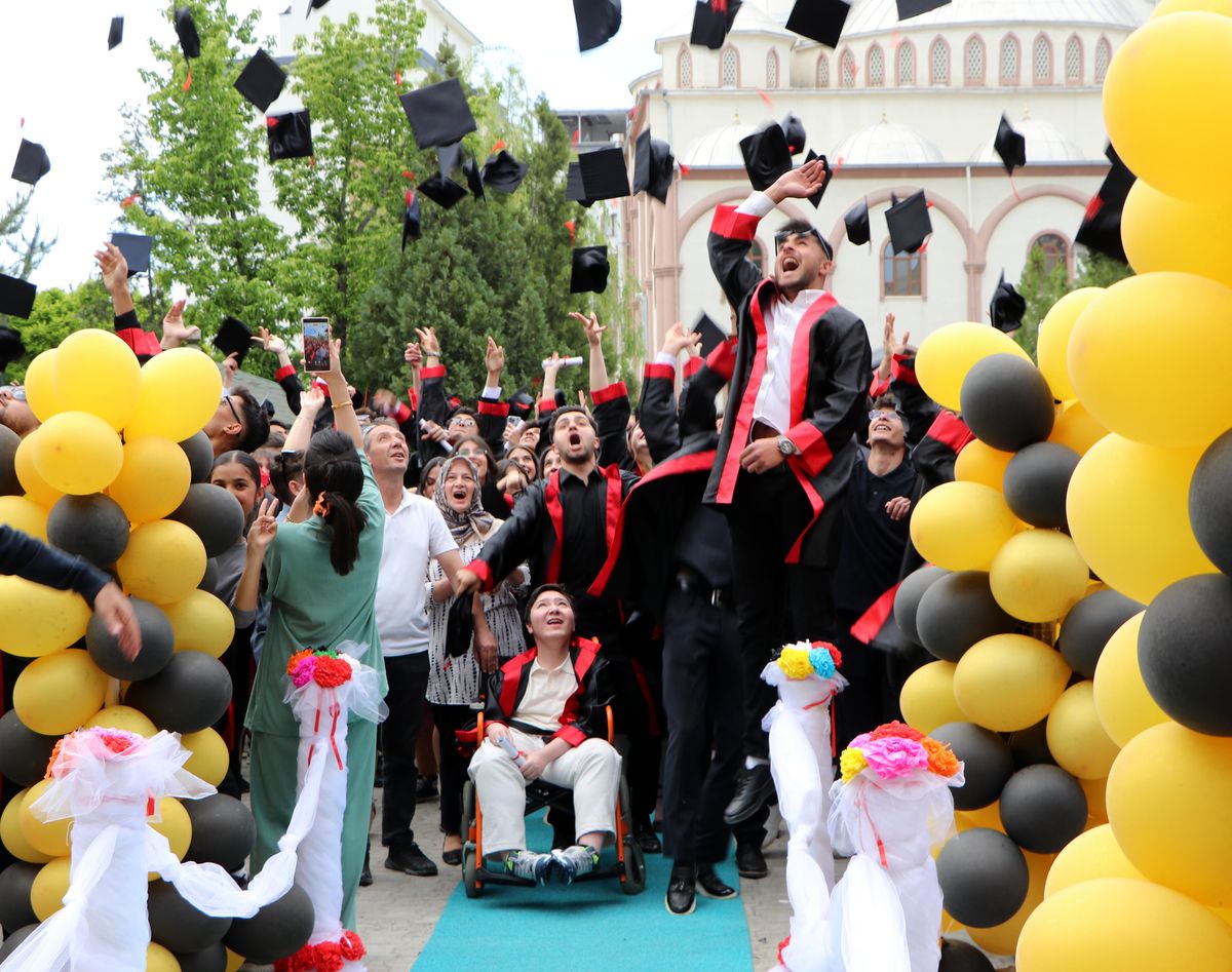 Duchenne Kas Distrofisi ile Savaşan Genç Halil İbrahim İriş Lise Diplomasını Aldı
