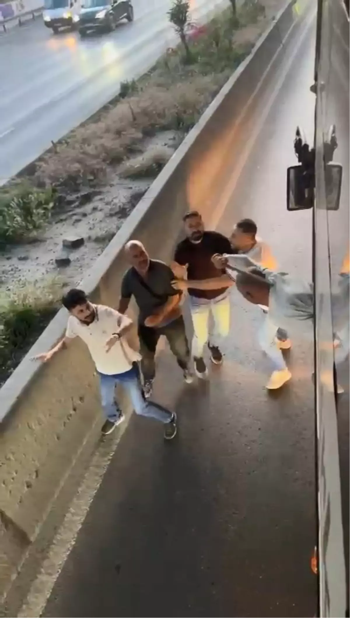 Esenler'de Yol Verme Tartışması Otobüs Saldırısına Dönüştü