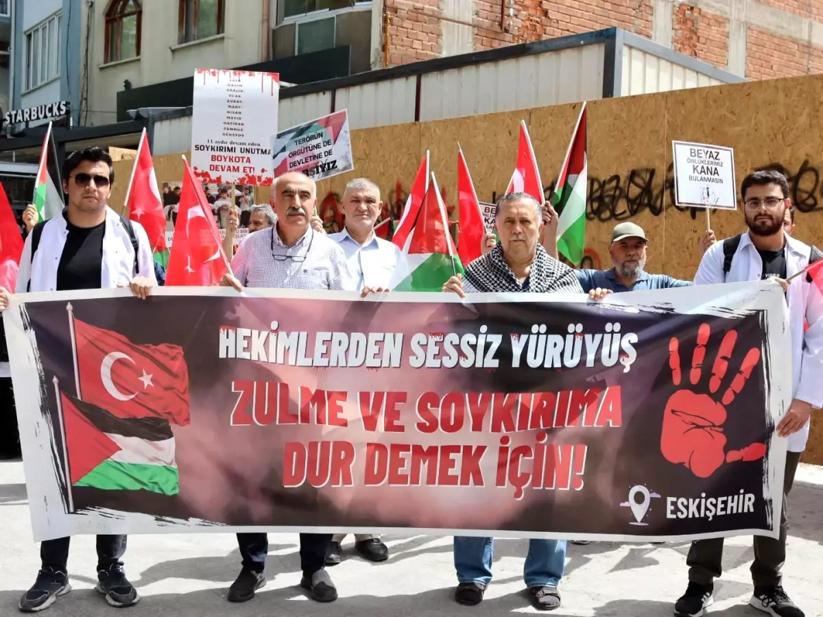 Eskişehir'de Tıp Fakültesi Öğrencileri, Filistin İçin Sessiz Yürüyüş Düzenledi