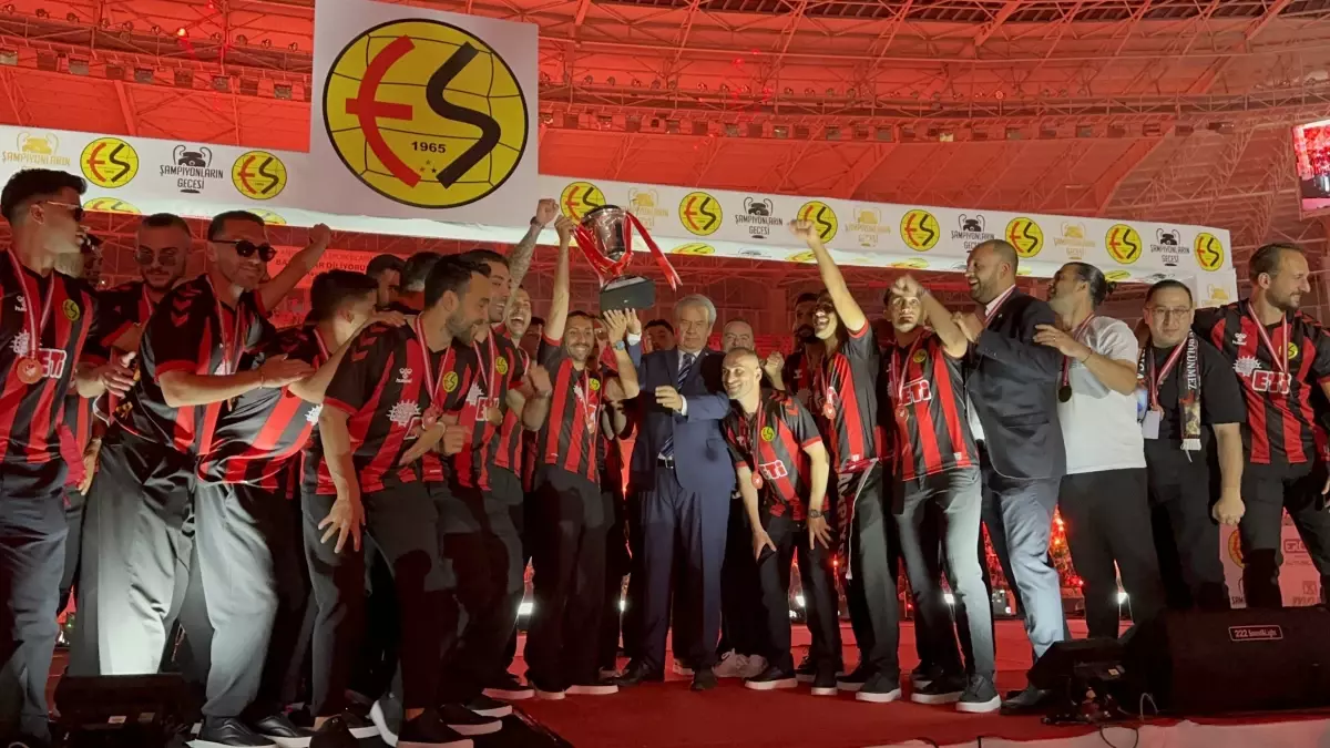 Eskişehirspor 3. Lig'e Yükselmeyi Kutladı