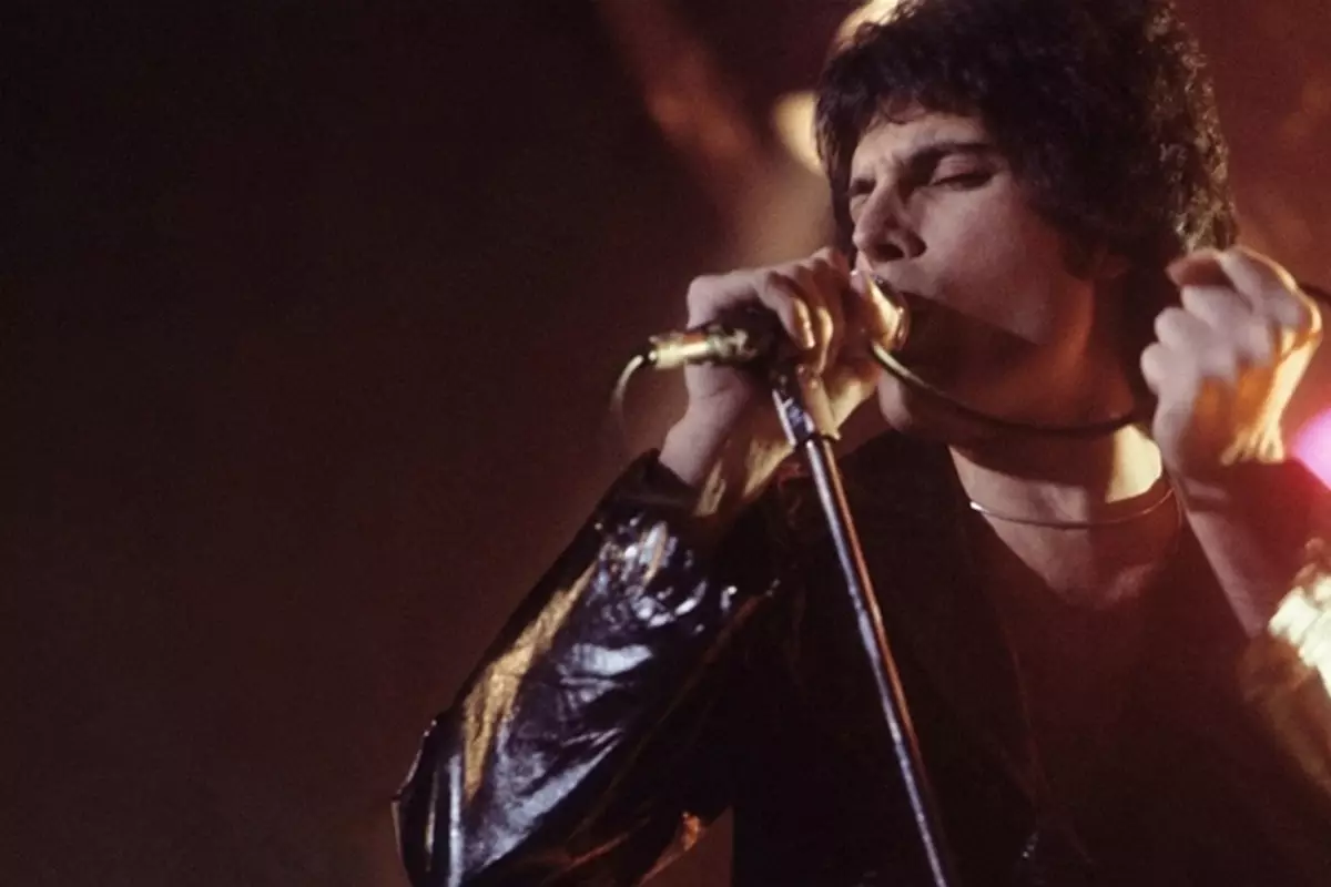 Freddie Mercury'nin, yakın bir arkadaşının eşiyle yaşadığı kaçamak sonucu baba olduğu ortaya çıktı