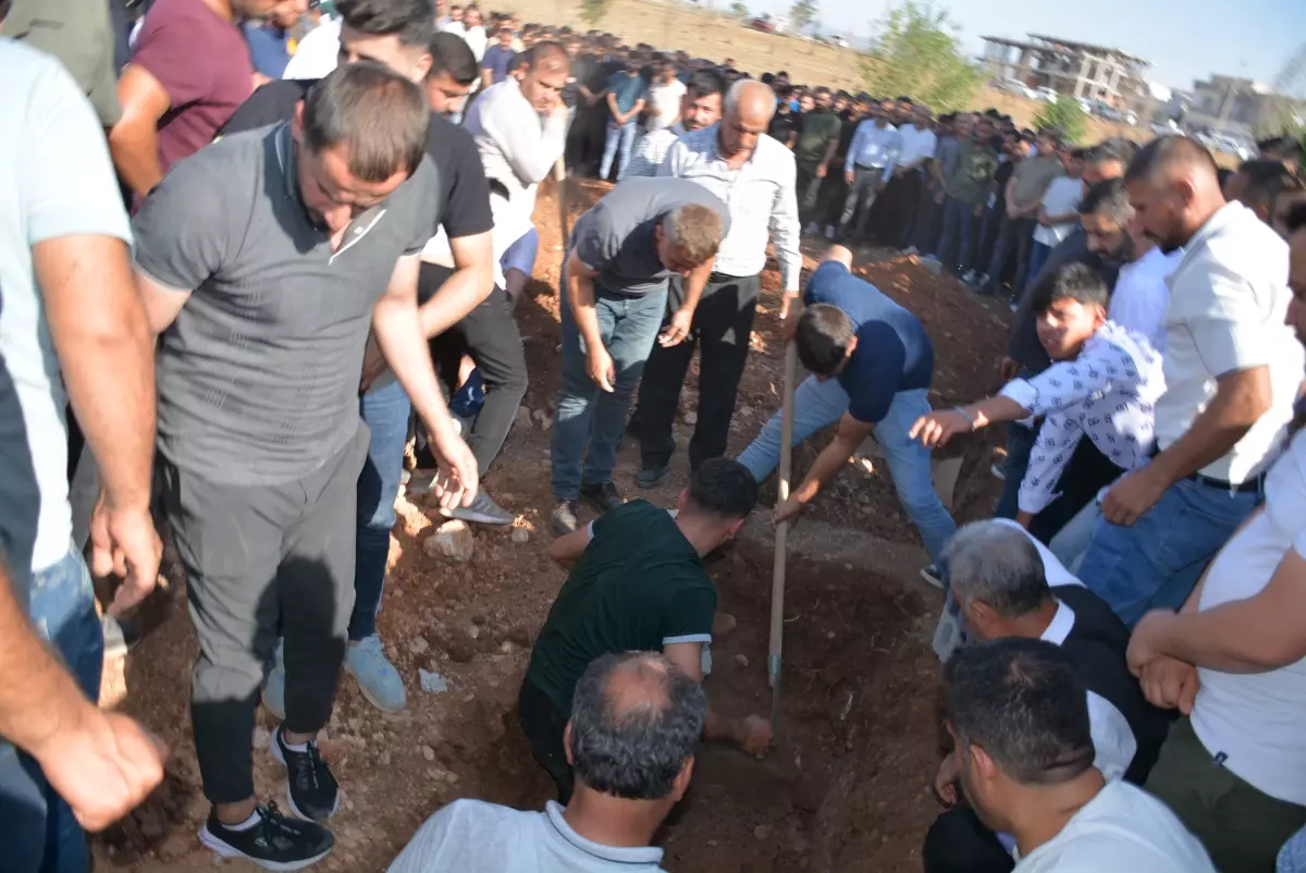 Anne ile İki Kızı Toprağa Verildi