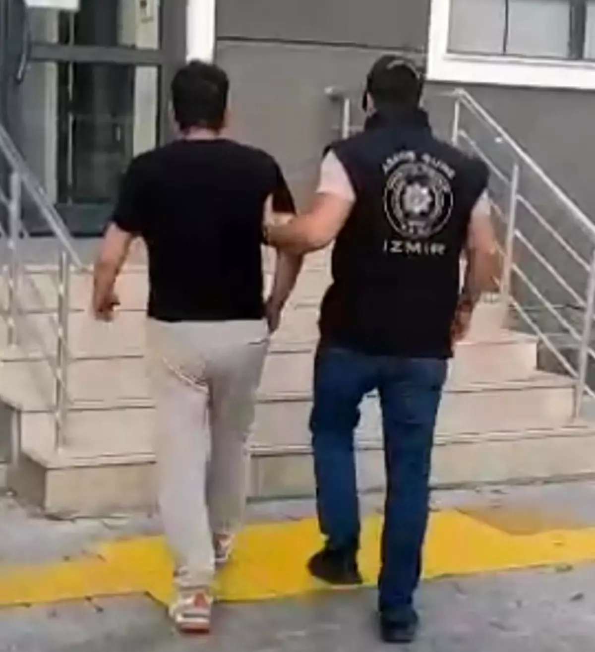 İzmir'de Hapis Cezası Olan İki Kişi Yakalandı