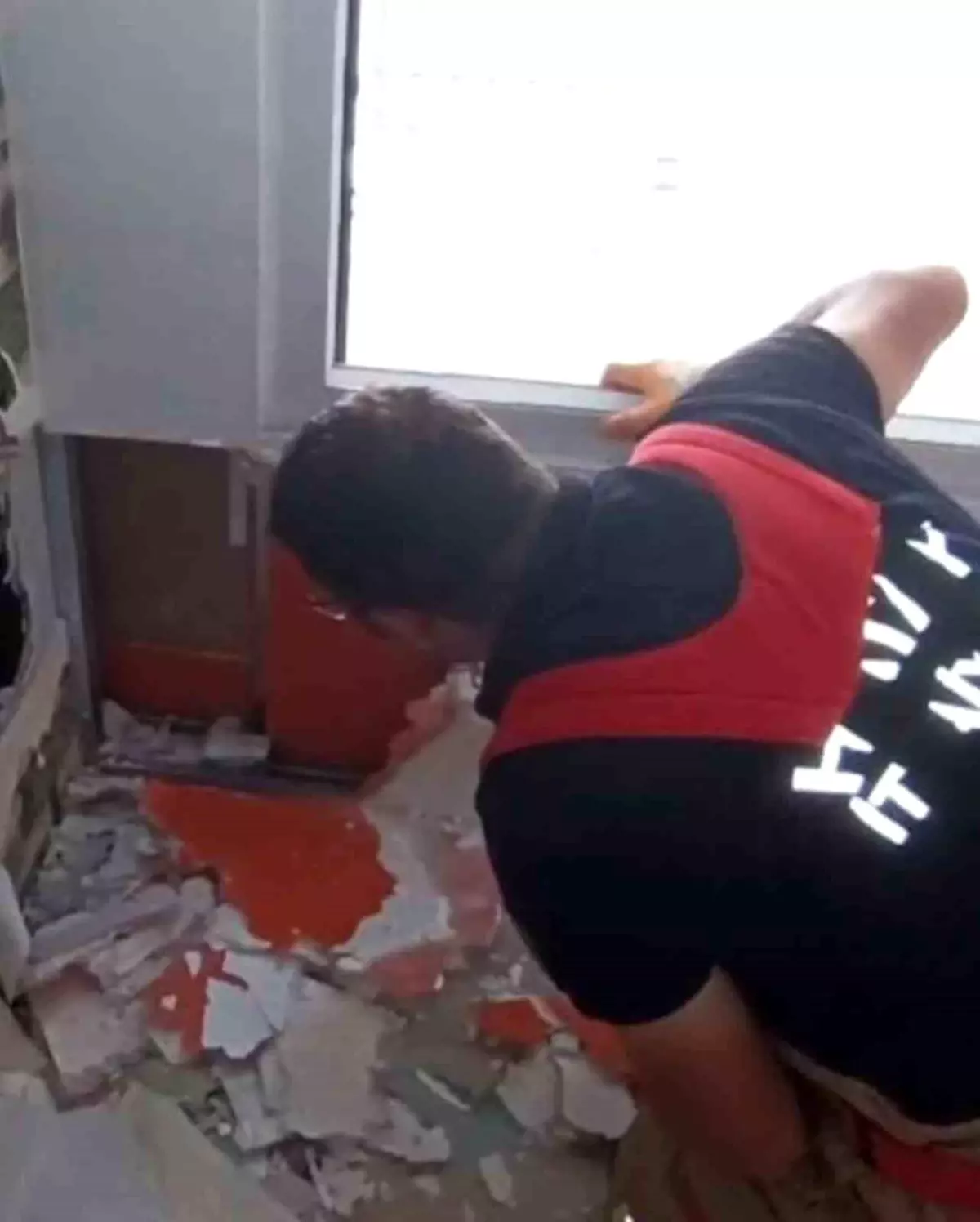 Hatay'da Havalandırma Boşluğuna Düşen Kedi Kurtarıldı