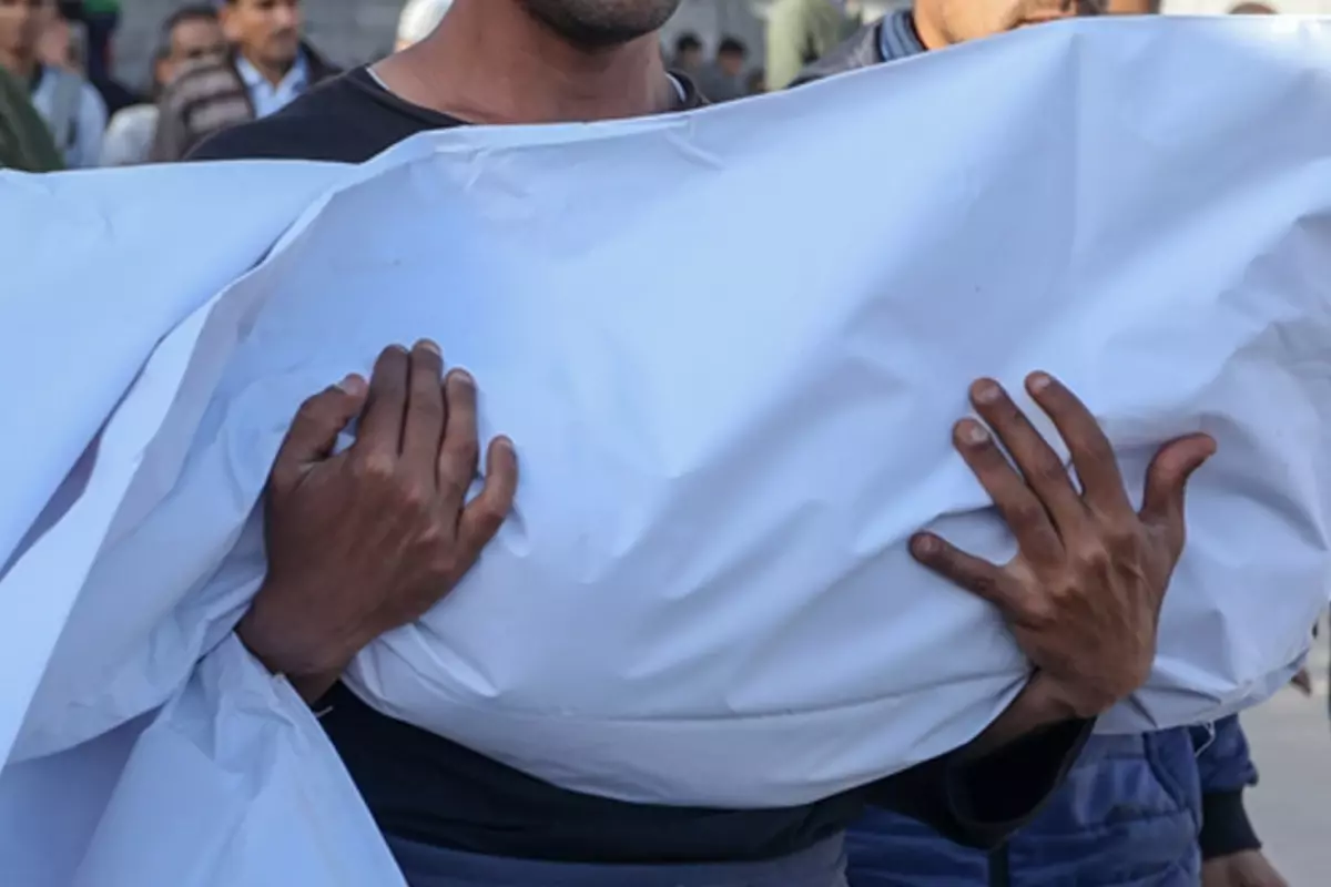 İsrail'in evini bombaladığı Filistinli doktorun 10 çocuğundan 9'u hayatını kaybetti