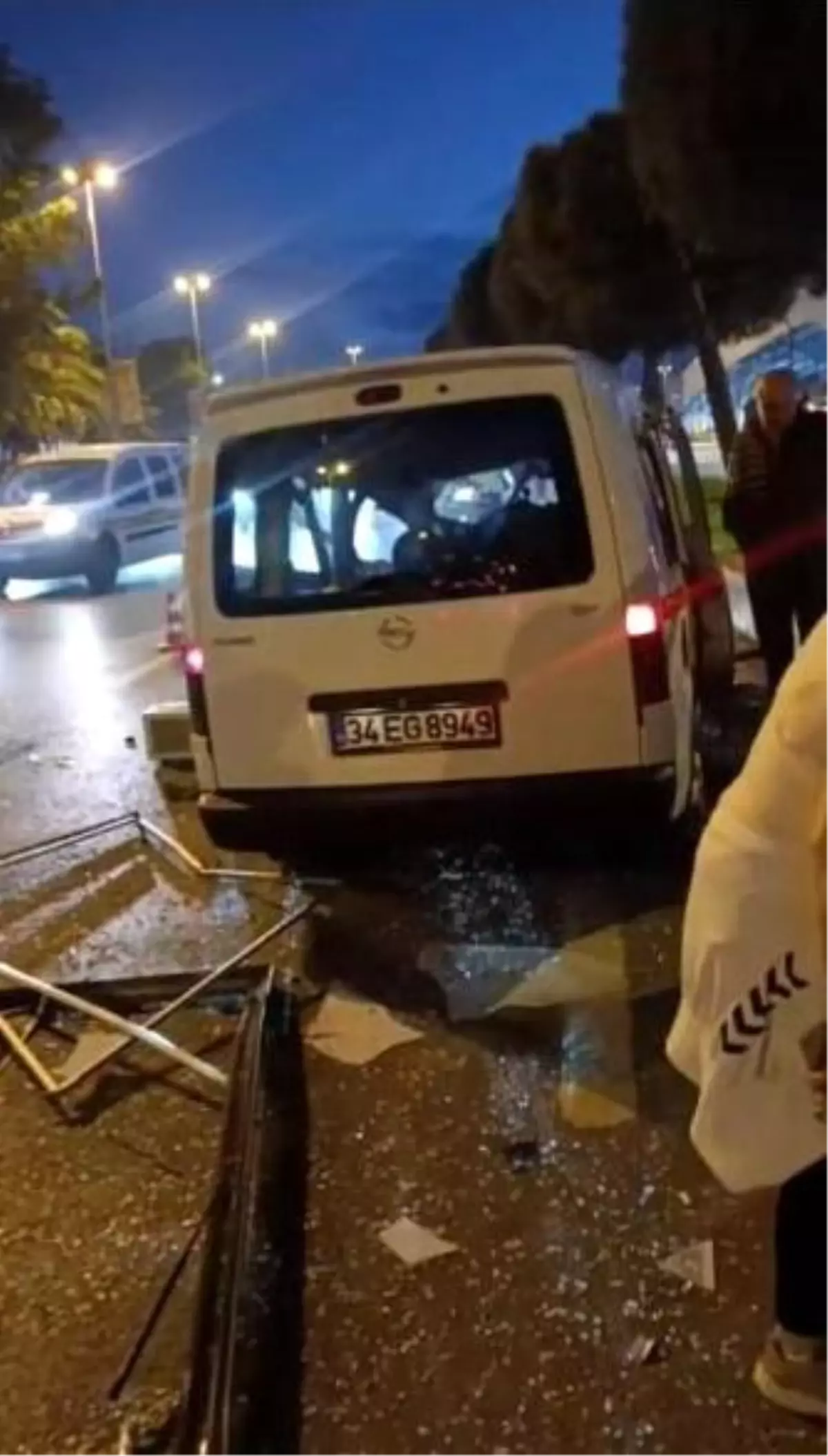 Kartal'da Seyir Halindeki Araç Reklam Panosuna Çarptı