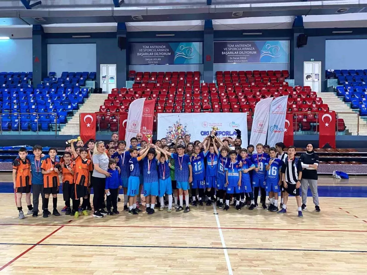 Düzce'de Küçükler Futsal Müsabakalarında Şampiyonlar Belirlendi