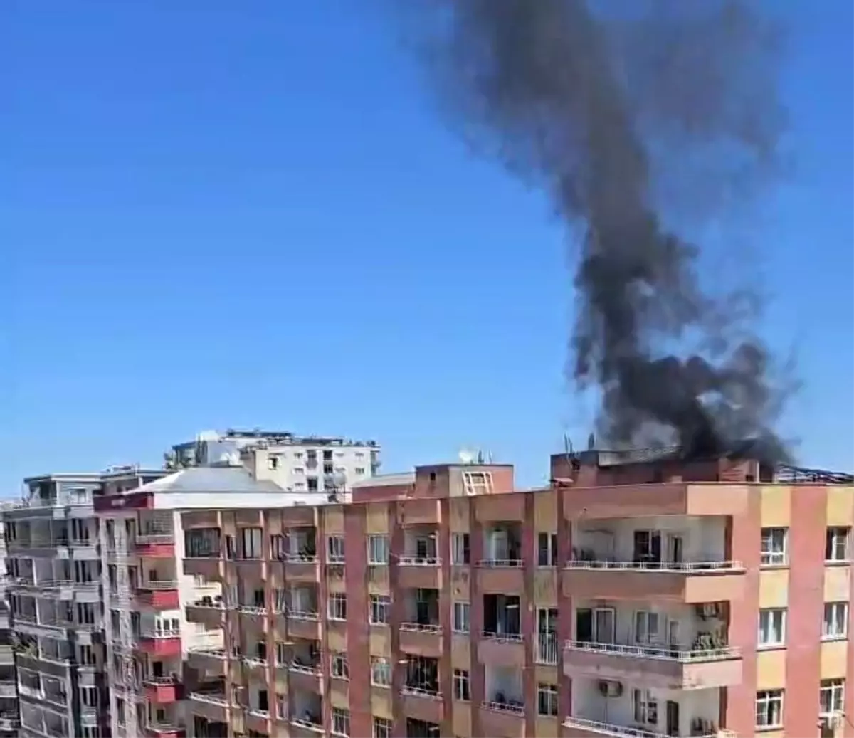 Mardin'de 7 Katlı Binada Yangın Kontrol Altına Alındı
