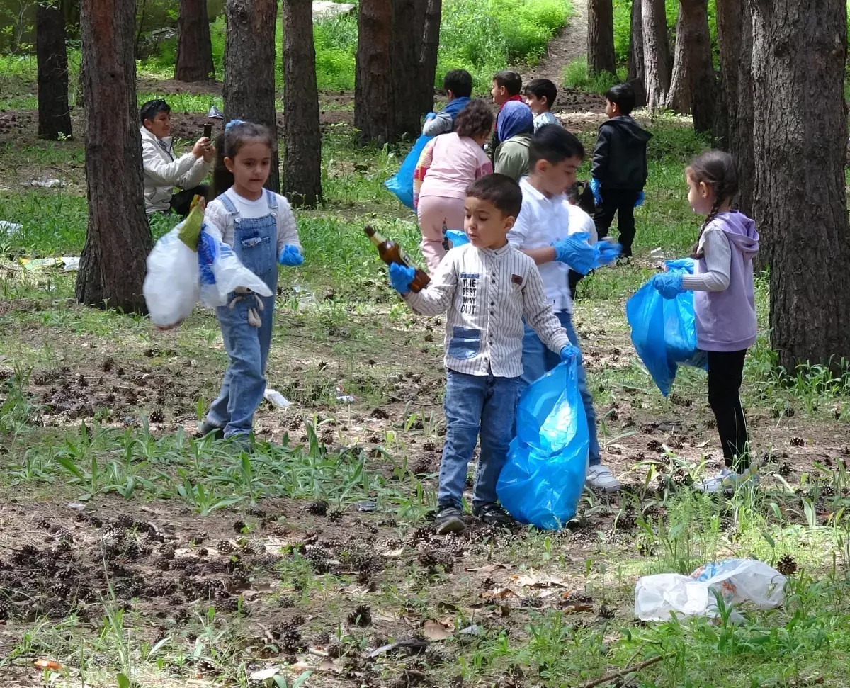 Anaokulu Öğrencileri Çevre Temizliği Yaparak Doğa Bilinci Kazanıyor