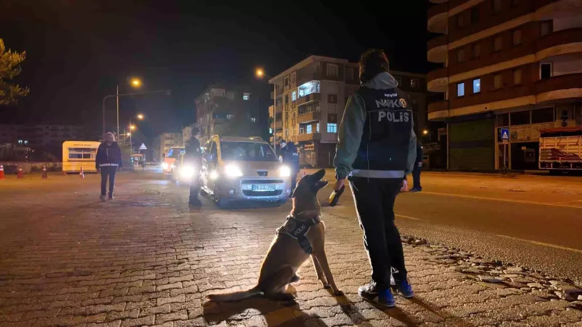 Artvin'de Uyuşturucu ile Mücadelede Narkotik Köpeği Pars Öne Çıktı