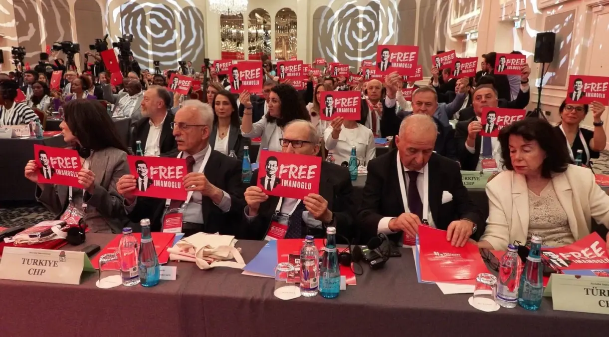 Özgür Özel Sosyalist Enternasyonal Konsey Toplantısı'nda konuştu